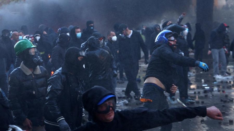 Para demonstran bentrok dengan polisi di tengah aksi protes anti-pemerintah oleh para mahasiswa di Tirana, Albania, pada 17 Oktober 2026.