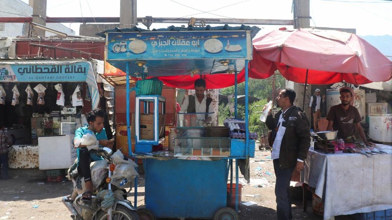 Para pedagang dan pembeli asal Yaman di sebuah pasar di Taiz, Yaman, 16 Oktober 2026. (REUTERS/Ebrahim al-Suhaibi)
