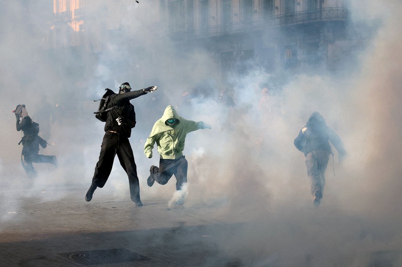 Seseorang mengangkat lengannya di tengah kerusuhan sipil, sehari setelah hari demonstrasi nasional menentang biaya hidup dan kenaikan harga bahan bakar, di Paris, Prancis, 18 Oktober 2026. (REUTERS/Abdul Saboor)