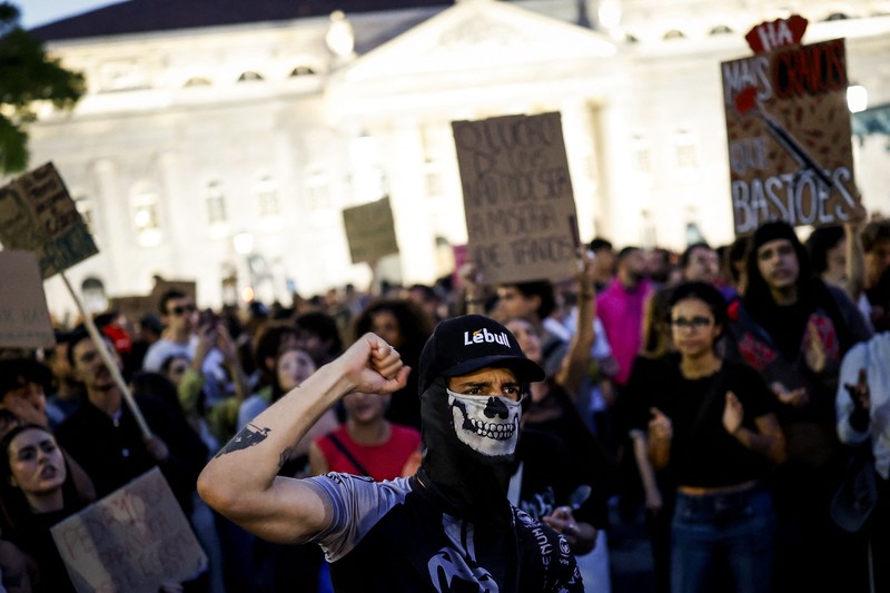 Seseorang mengangkat lengannya di tengah kerusuhan sipil, sehari setelah hari demonstrasi nasional menentang biaya hidup dan kenaikan harga bahan bakar, di Paris, Prancis, 18 Oktober 2026. (REUTERS/Abdul Saboor)
