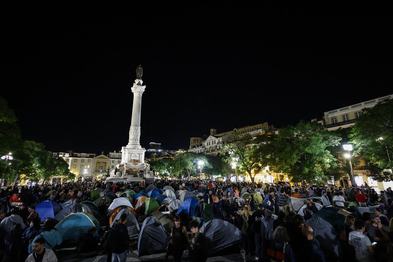 Seseorang mengangkat lengannya di tengah kerusuhan sipil, sehari setelah hari demonstrasi nasional menentang biaya hidup dan kenaikan harga bahan bakar, di Paris, Prancis, 18 Oktober 2026. (REUTERS/Abdul Saboor)