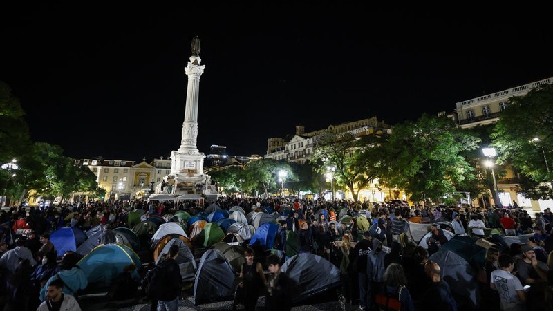Para pengunjuk rasa mendirikan tenda-tenda untuk memprotes kekurangan perumahan, lonjakan harga sewa, dan upah rendah di alun-alun Rossio, pusat kota Lisbon, pada 18 Oktober 2026.