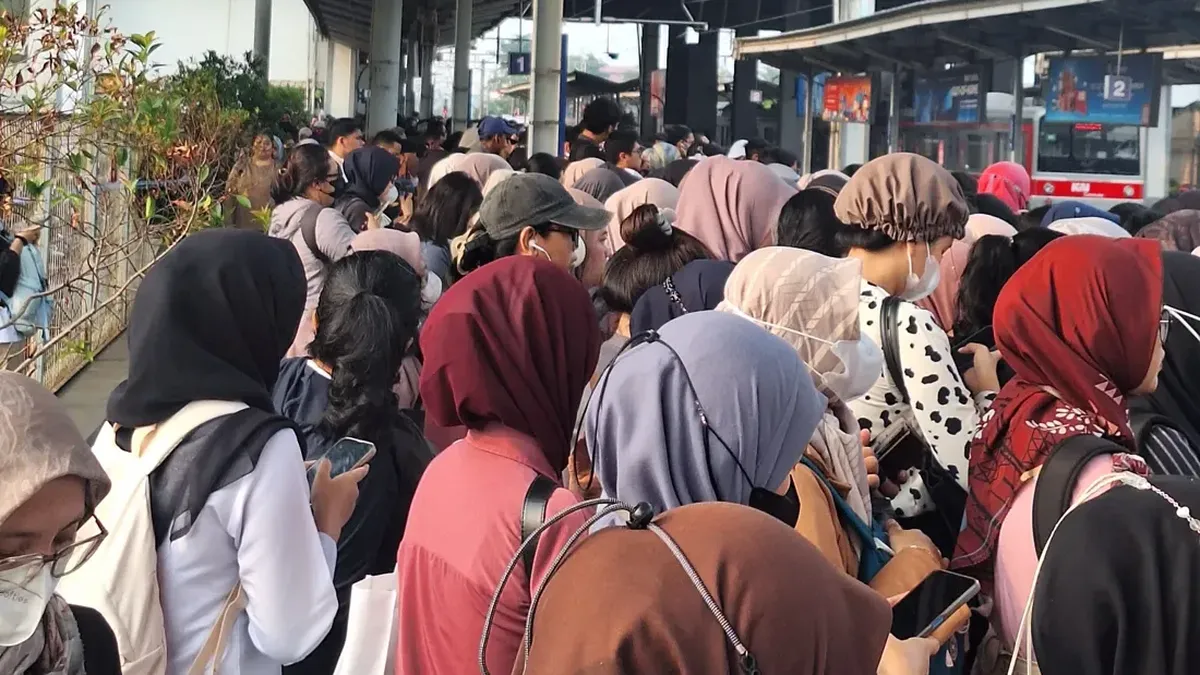 Imbas 7 Kereta Dibatalkan, Anker Curhat Kaki Berjinjit sampai Gak Napak di KRL — NadiKabar.com