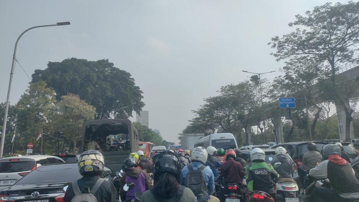 Cerita Pemotor Terjebak 15 Menit di Cawang Imbas Truk Tabrak Separator Jalan — NadiKabar.com
