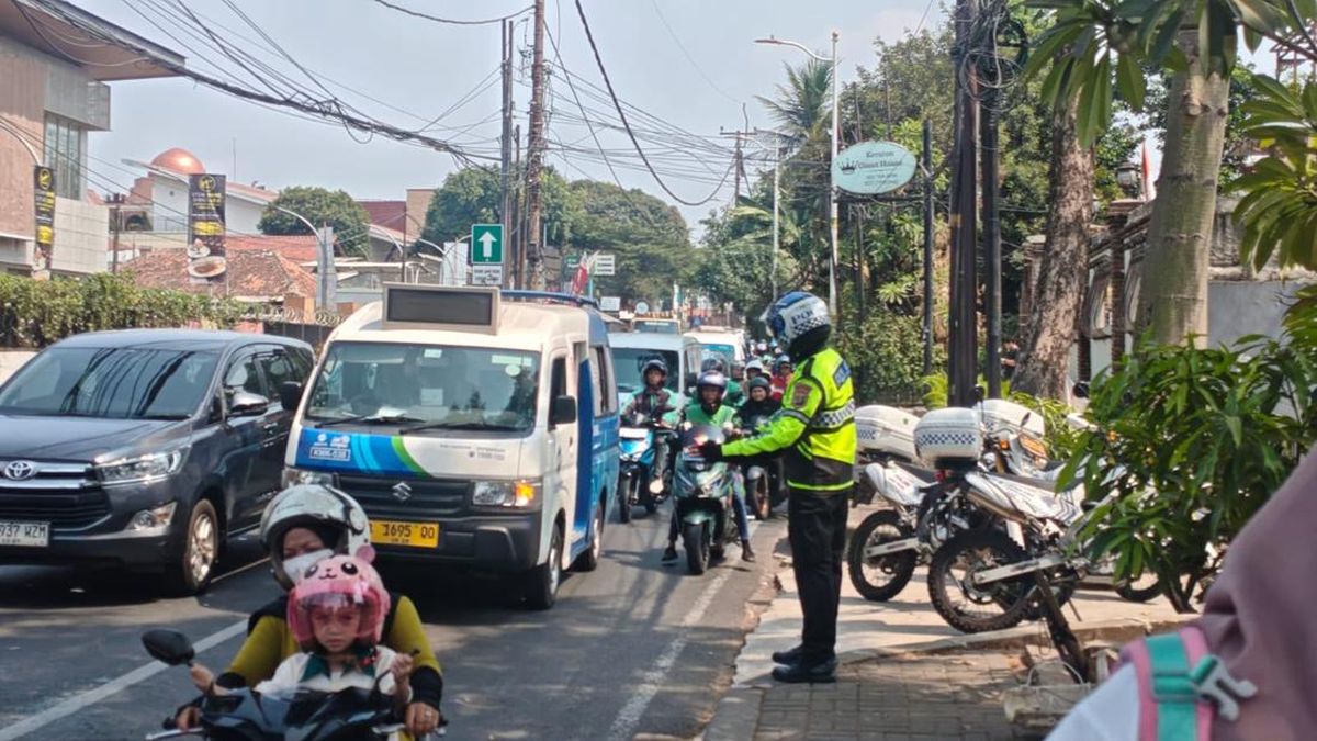 Polantas Polda Metro Urai Macet Lalin Jakarta di Jam Pulang Kerja — NadiKabar.com