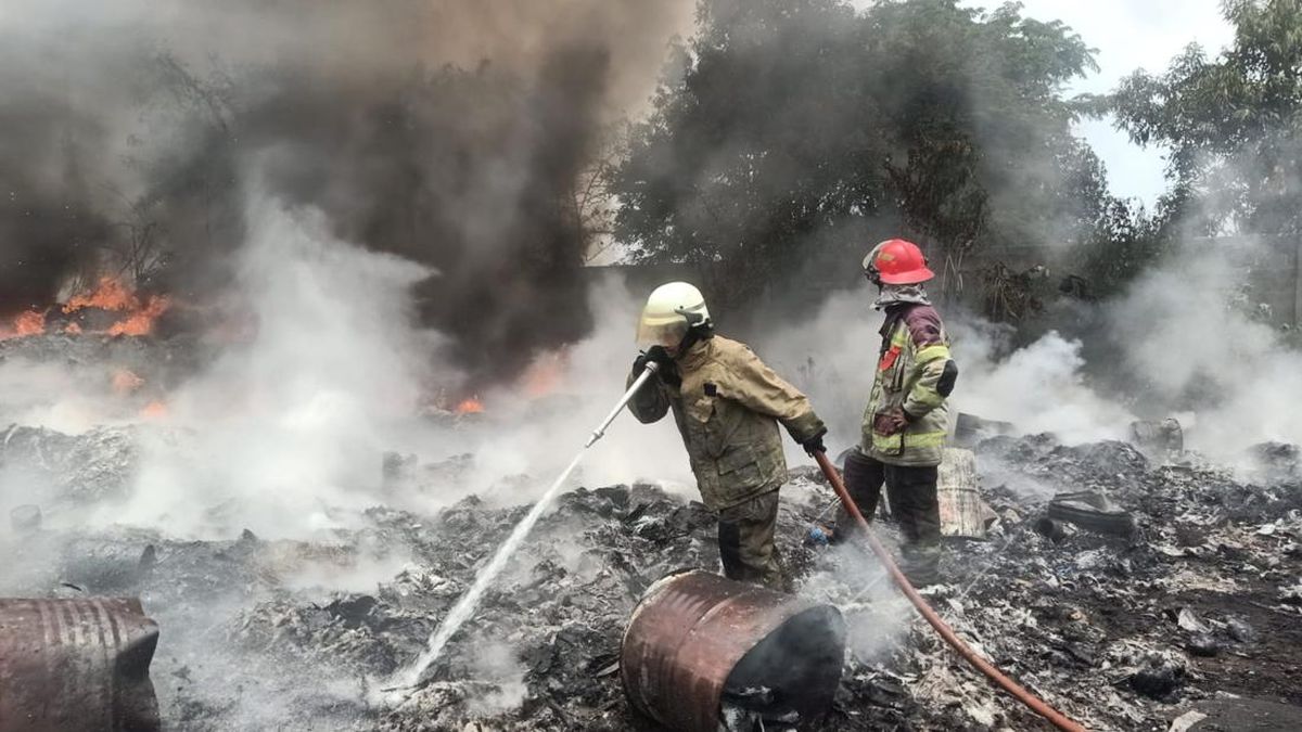 Kebakaran Limbah Dekat Pabrik Galon di Balaraja, Asap Tebal Membubung — NadiKabar.com