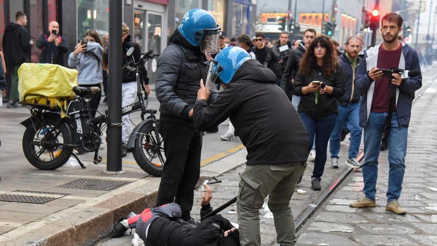 Polisi Italia menahan seorang pengunjuk rasa di tanah dalam sebuah aksi protes terkait kondisi layanan publik dan meningkatnya biaya hidup di Milan, Italia, 18 Oktober 2026.
