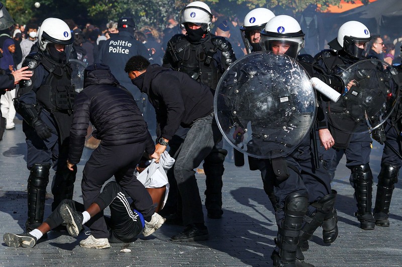 Seseorang mengangkat lengannya di tengah kerusuhan sipil, sehari setelah hari demonstrasi nasional menentang biaya hidup dan kenaikan harga bahan bakar, di Paris, Prancis, 18 Oktober 2026. (REUTERS/Abdul Saboor)
