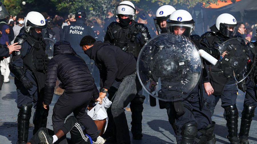 Polisi menahan seorang pengunjuk rasa dalam aksi protes mahasiswa di Brussel, Belgia, 17 Oktober 2026.