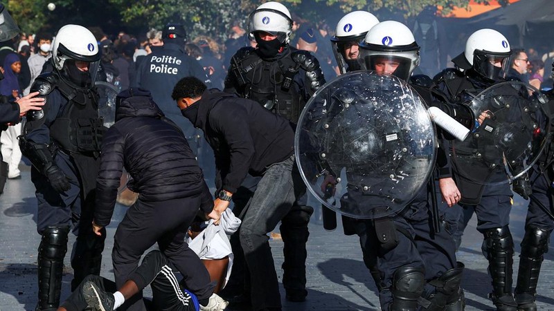 Polisi menahan seorang pengunjuk rasa dalam aksi protes mahasiswa di Brussel, Belgia, 17 Oktober 2026.