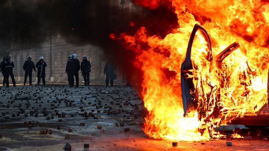 Polisi tetap dalam formasi di tengah aksi protes anti-pemerintah oleh para mahasiswa, di Tirana, Albania, 17 Oktober 2026.