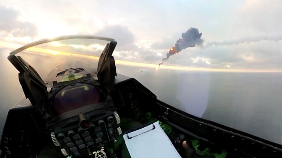 Rumania mengerahkan jet tempur F-16 untuk menembak jatuh dua drone di wilayah perairan teritorialnya pada Sabtu (17/10/2026).