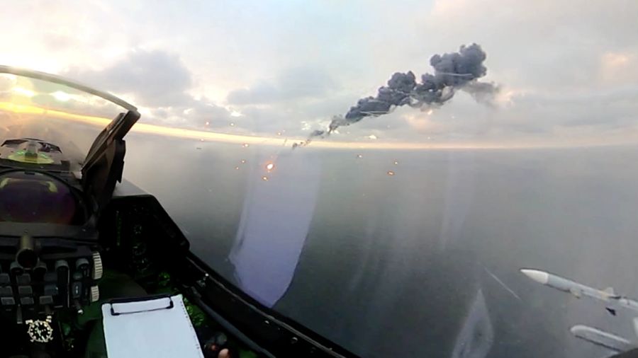 Rumania mengerahkan jet tempur F-16 untuk menembak jatuh dua drone di wilayah perairan teritorialnya pada Sabtu (17/10/2026).