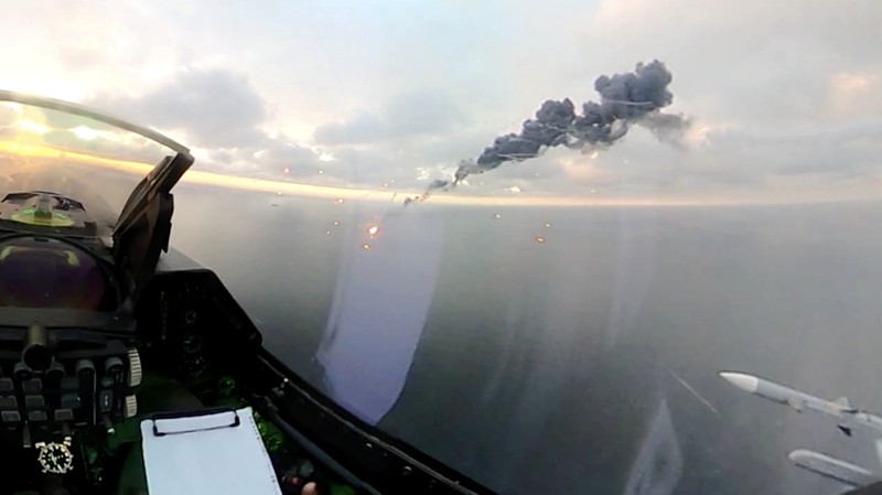 Rumania mengerahkan jet tempur F-16 untuk menembak jatuh dua drone di wilayah perairan teritorialnya pada Sabtu (17/10/2026).