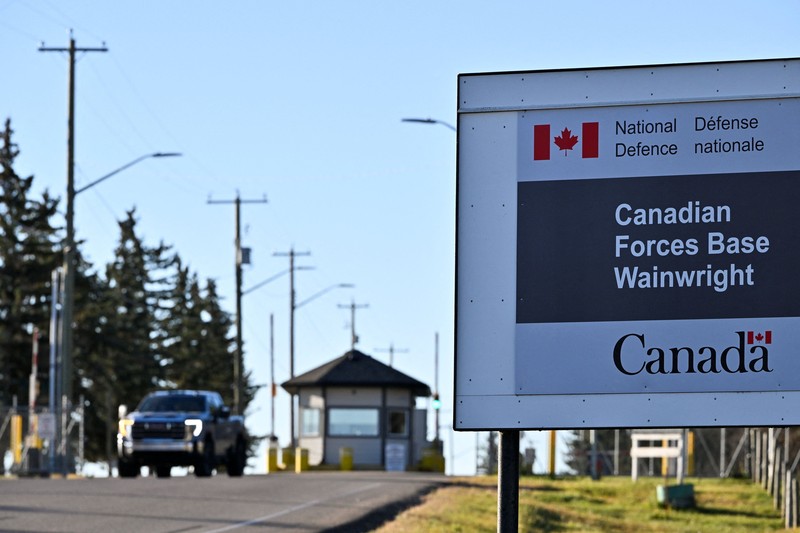 Petugas pemadam kebakaran terus berupaya menangani titik-titik api, sehari setelah insiden serius yang memicu kebakaran yang mengakibatkan jatuhnya korban jiwa dan luka-luka, di Wainwright, Alberta, Kanada, 18 Oktober 2026. (REUTERS/Jennifer Gauthier)