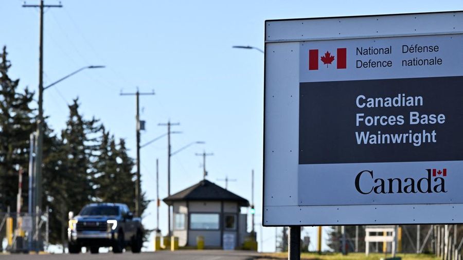 Sebuah papan tanda untuk Pangkalan Angkatan Bersenjata Kanada (Canadian Forces Base/CFB) Wainwright, sehari setelah insiden serius yang memicu kebakaran dan mengakibatkan jatuhnya korban jiwa serta korban luka-luka, di Wainwright, Alberta, Kanada, 18 Oktober 2026.