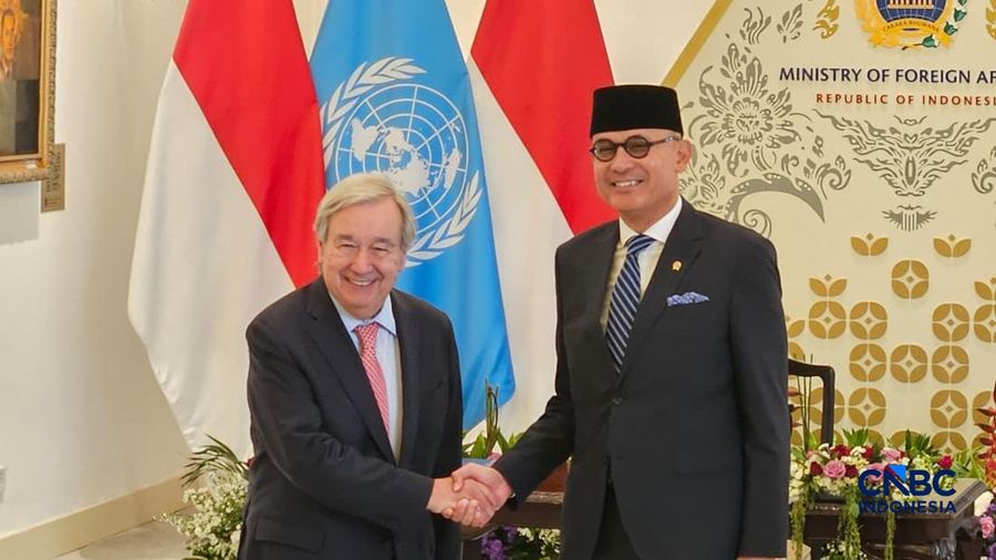 Sekretaris Jenderal Perserikatan Bangsa-Bangsa (Sekjen PBB) Antnio Guterres dan Menteri Luar Negeri Arrmanatha Christiawan Nasir saat menghadiri Foreign Policy Circle Talks, "Eight Decades of the United Nations: What's Next?" di Gedung Pancasila Keme