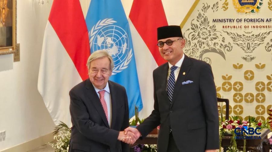 Sekretaris Jenderal Perserikatan Bangsa-Bangsa (Sekjen PBB) Antnio Guterres dan Menteri Luar Negeri Arrmanatha Christiawan Nasir saat menghadiri Foreign Policy Circle Talks, "Eight Decades of the United Nations: What's Next?" di Gedung Pancasila Keme