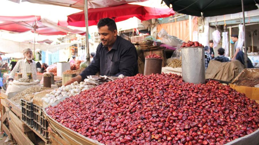 Seorang pedagang kaki lima asal Yaman berdiri di sebuah pasar di Taiz, Yaman, pada 16 Oktober 2026.