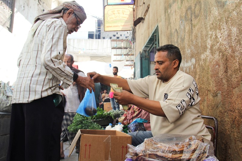 Para pedagang dan pembeli asal Yaman di sebuah pasar di Taiz, Yaman, 16 Oktober 2026. (REUTERS/Ebrahim al-Suhaibi)