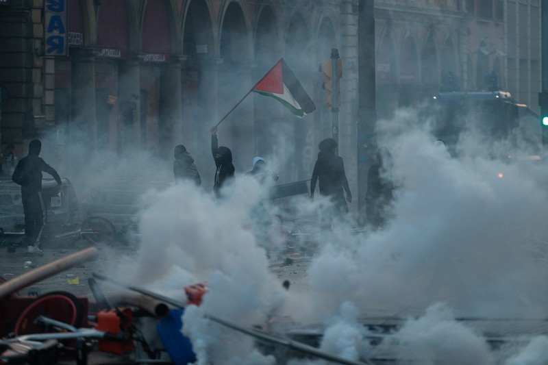 Seseorang mengangkat lengannya di tengah kerusuhan sipil, sehari setelah hari demonstrasi nasional menentang biaya hidup dan kenaikan harga bahan bakar, di Paris, Prancis, 18 Oktober 2026. (REUTERS/Abdul Saboor)