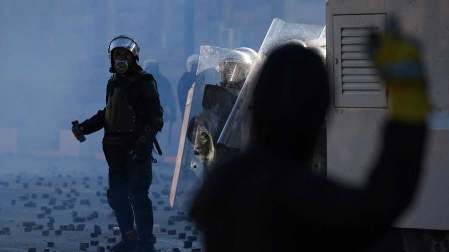 Seorang pengunjuk rasa terlibat bentrok dengan polisi di tengah aksi protes anti-pemerintah oleh para mahasiswa, di Tirana, Albania, 17 Oktober 2026.