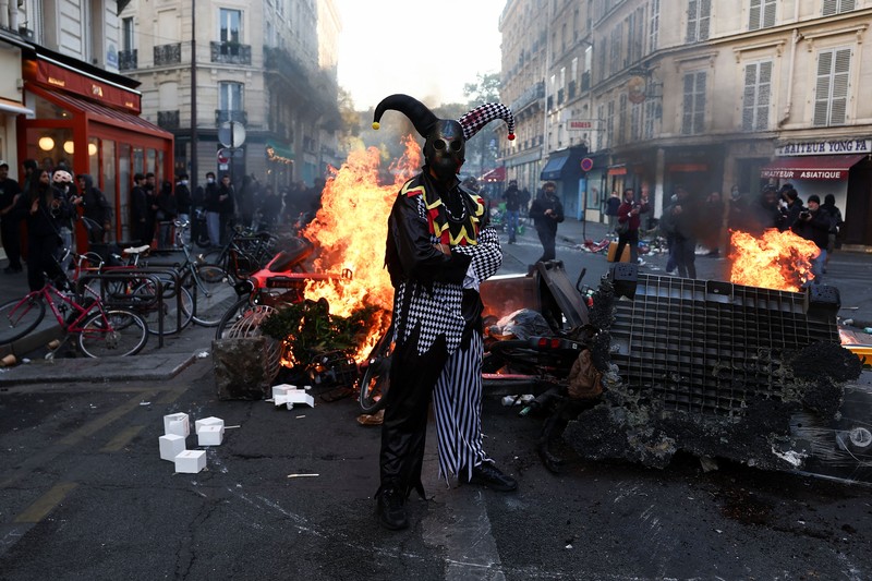 Seseorang mengangkat lengannya di tengah kerusuhan sipil, sehari setelah hari demonstrasi nasional menentang biaya hidup dan kenaikan harga bahan bakar, di Paris, Prancis, 18 Oktober 2026. (REUTERS/Abdul Saboor)