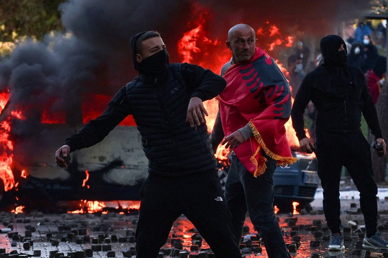 Seseorang mengangkat lengannya di tengah kerusuhan sipil, sehari setelah hari demonstrasi nasional menentang biaya hidup dan kenaikan harga bahan bakar, di Paris, Prancis, 18 Oktober 2026. (REUTERS/Abdul Saboor)