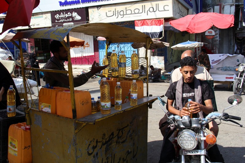 Para pedagang dan pembeli asal Yaman di sebuah pasar di Taiz, Yaman, 16 Oktober 2026. (REUTERS/Ebrahim al-Suhaibi)