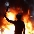 Seseorang mengangkat lengannya di tengah kerusuhan sipil, sehari setelah hari demonstrasi nasional menentang biaya hidup dan kenaikan harga bahan bakar, di Paris, Prancis, 18 Oktober 2026. (REUTERS/Abdul Saboor)