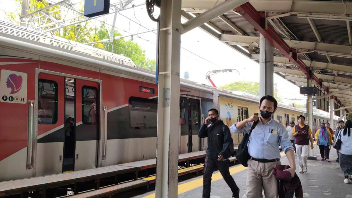 Ilustrasi berita Nasional: Anker Ngeluh Nunggu Lebih Lama gegara 7 Perjalanan KRL Red Line Dibatalkan