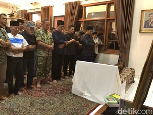 Jenazah Subagyo HS Diterbangkan ke Jakarta Pagi Ini