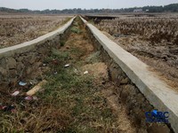 Sumur pompa tua di Jalan Lurah Parman, Desa Medalkrisna, Kecamatan Bojongmangu, Kabupaten Bekasi, Jawa Barat, Senin (19/10/2026). Di tengah hamparan persawahan yang mengering di Desa Medalkrisna, Kecamatan Bojongmangu, berdiri sebuah sumur pompa tua