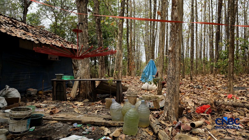 Sumur pompa tua di Jalan Lurah Parman, Desa Medalkrisna, Kecamatan Bojongmangu, Kabupaten Bekasi, Jawa Barat, Senin (19/10/2026). Di tengah hamparan persawahan yang mengering di Desa Medalkrisna, Kecamatan Bojongmangu, berdiri sebuah sumur pompa tua yang kini menjadi satu-satunya harapan warga untuk mendapatkan air bersih gratis. (CNBC Indonesia/Tri Susilo)
