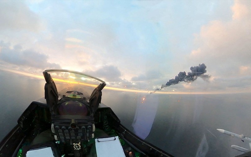 A view from the cockpit of a Romanian F-16 fighter jet during a mission to intercept and neutralize two drones that entered Romanian airspace without authorization on October 17, in this handout image provided by the Borcea 86th Air Base and released on October 18, 2026 by the Romanian Defense Ministry, in location given as Romania. Romanian Ministry of National Defence/Handout via REUTERS THIS IMAGE HAS BEEN SUPPLIED BY A THIRD PARTY.