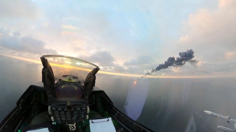 Tampilan dari kokpit jet tempur F-16 milik Rumania saat menjalankan misi untuk mencegat dan melumpuhkan dua pesawat nirawak (drone) yang memasuki wilayah udara Rumania tanpa izin pada tanggal 17 Oktober. Gambar ini merupakan foto kiriman dari Pangkalan Udara ke-86 Borcea yang dirilis pada 18 Oktober 2026 oleh Kementerian Pertahanan Rumania, dengan lokasi kejadian disebutkan berada di Rumania.