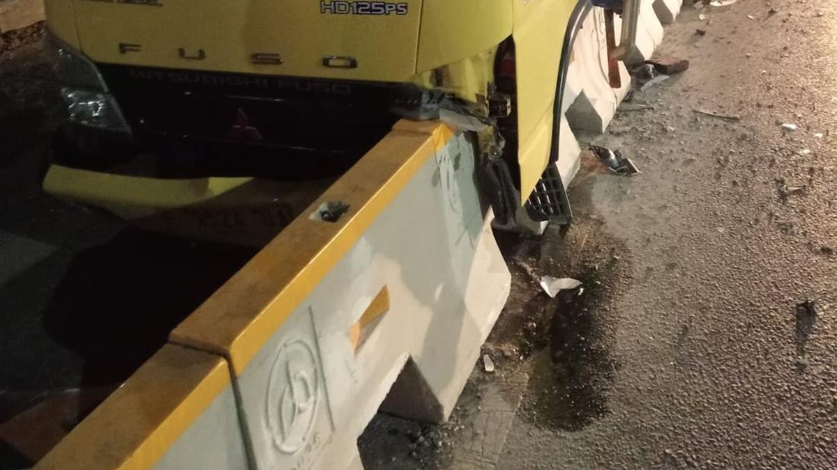 Truk Tabrak Separator Jalan di MT Haryono, Lalin Arah Cawang Padat — NadiKabar.com