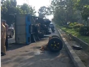 Truk Terguling di Medan Johor, Lalin Sempat Macet