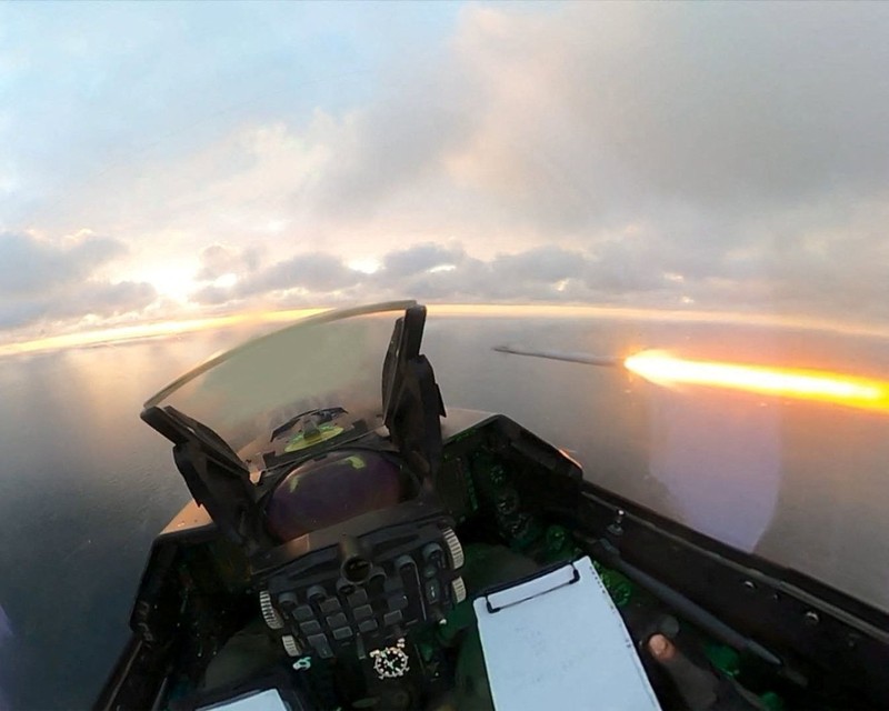 A view from the cockpit of a Romanian F-16 fighter jet during a mission to intercept and neutralize two drones that entered Romanian airspace without authorization on October 17, in this handout image provided by the Borcea 86th Air Base and released on October 18, 2026 by the Romanian Defense Ministry, in location given as Romania. Romanian Ministry of National Defence/Handout via REUTERS THIS IMAGE HAS BEEN SUPPLIED BY A THIRD PARTY.