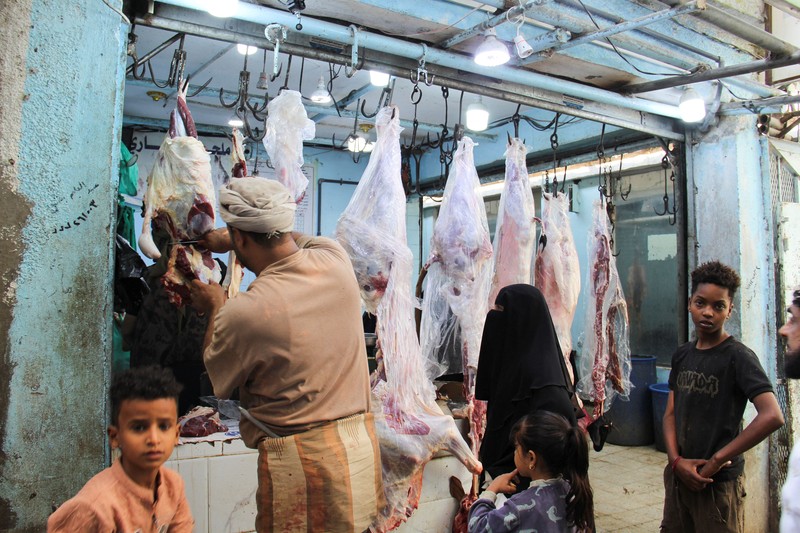 Para pedagang dan pembeli asal Yaman di sebuah pasar di Taiz, Yaman, 16 Oktober 2026. (REUTERS/Ebrahim al-Suhaibi)
