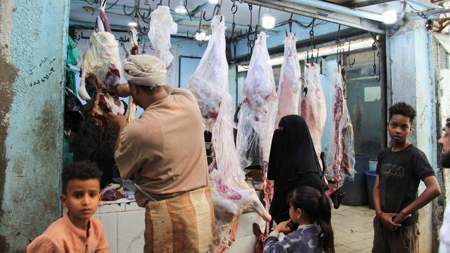 Warga Yaman berdiri di sebuah toko daging di Taiz, Yaman, pada 16 Oktober 2026.