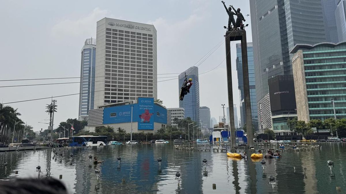 Ilustrasi berita Nasional: Usai Bentangkan Spanduk, Greenpeace Mulai Turun dari Patung Bundaran HI