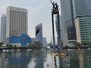 Usai Bentangkan Spanduk, Greenpeace Mulai Turun dari Patung Bundaran HI
