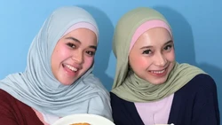 Hijab Simpel untuk Aktivitas Padat? Begini Cara Styling Pashmina Oval