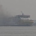 Asap Tebal terlihat saat Kapal Batumandi terbakar di Kawasan Perairan Pelabuhan Merak. (Tangkapan Layar Ist)