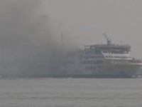 Asap Tebal terlihat saat Kapal Batumandi terbakar di Kawasan Perairan Pelabuhan Merak. (Tangkapan Layar Ist)