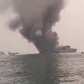 Asap Tebal terlihat saat Kapal Batumandi terbakar di Kawasan Perairan Pelabuhan Merak. (Tangkapan Layar Ist)