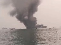 Asap Tebal terlihat saat Kapal Batumandi terbakar di Kawasan Perairan Pelabuhan Merak. (Tangkapan Layar Ist)