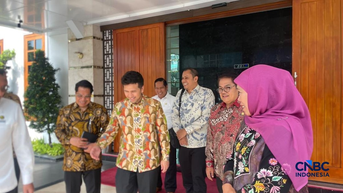 Ada Antrean BBM di Jatim, Khofifah dan Emil Dardak Sambangi Kantor ESDM