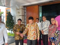 Gubernur Jawa Timur Khofifah Indar Parawansa, beserta Wagub Emil Dardak mendatangi Kantor Kementerian ESDM. (CNBC Indonesia/Firda Dwi Muliawati)